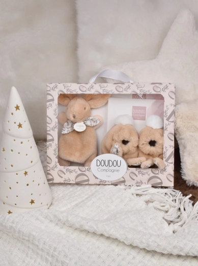 Coffret cadeau Doudou lapin en peluche beige et chaussons