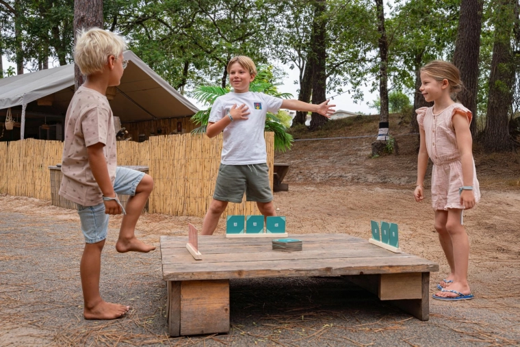 Amusement à la maison comme dehors