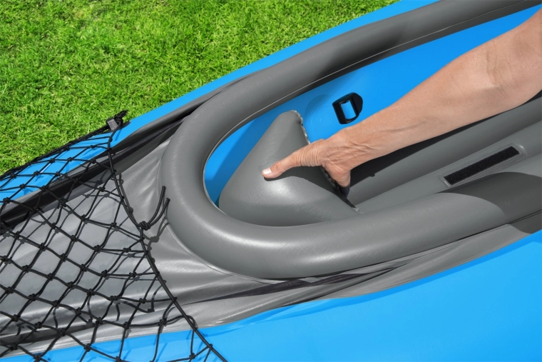 Cockpit confortable et filets de rangement pratiques