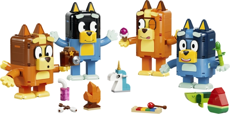 Quatre grandes figurines avec accessoires pour jouer et exposer