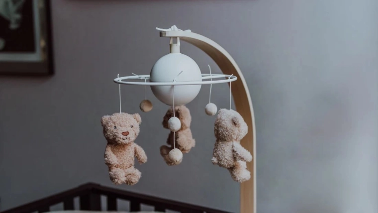 Fixation solide au lit et design épuré