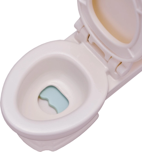 Toilettes avec abattant ouvrant pour un jeu réaliste