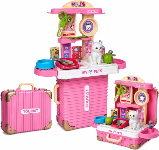 Petit chat blanc et nombreux accessoires pour le jeu de rôle