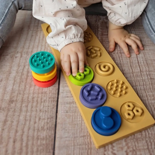 Jeu multisensoriel avec textures et couleurs