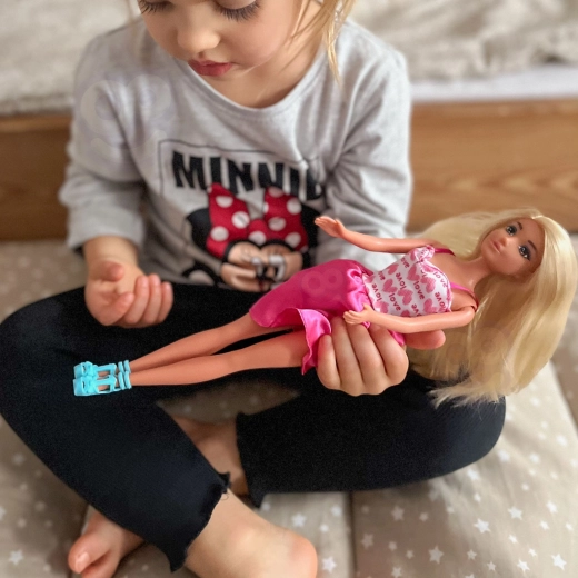 Poupée maman aux cheveux coiffables