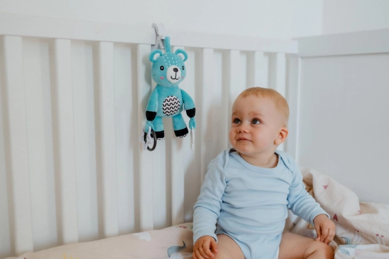 Ourson tout doux avec hochet délicat
