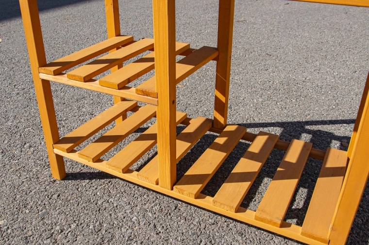 Étagères ouvertes spacieuses et crochets