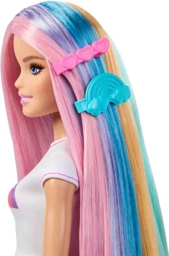Des barrettes colorées et un look tendance