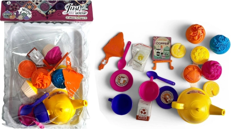 Service de thé et café pour enfants avec petits gâteaux