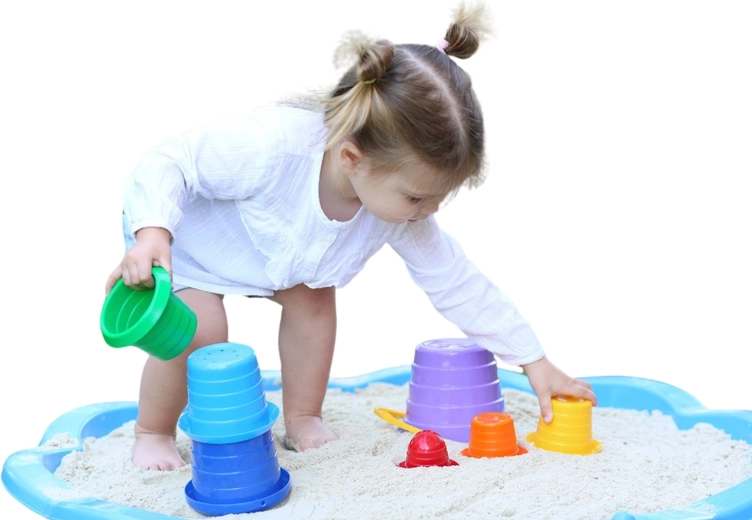 Jeu coloré avec du sable et de l’eau