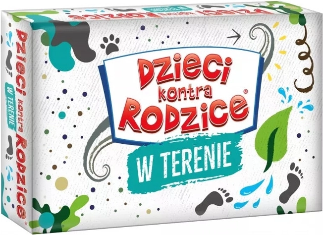 Enfants contre parents sur le terrain – jeu familial en pleine nature