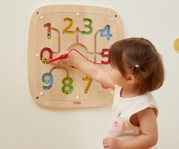 Jouet mural pratique