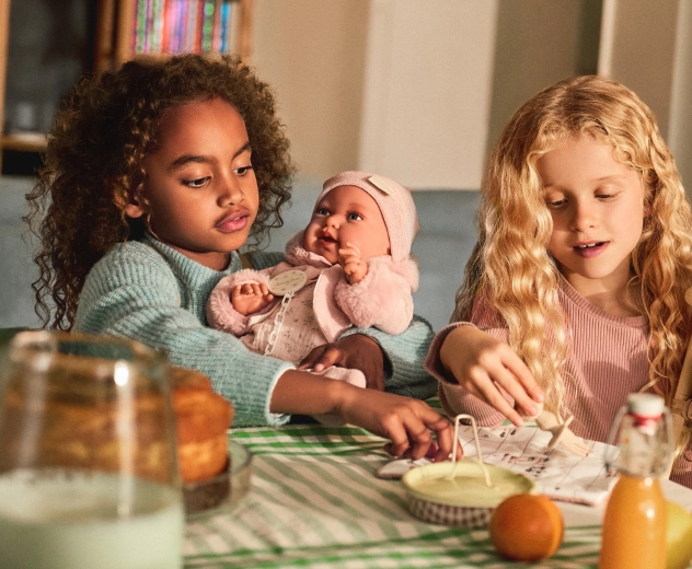 Favorise les jeux de soins au bébé