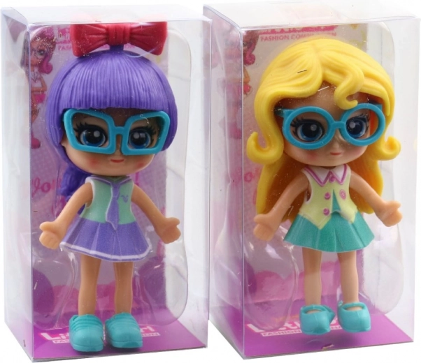 Poupée élégante avec lunettes