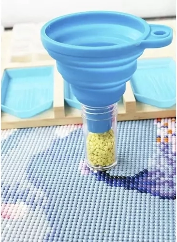 Entonnoir en silicone pliable pour un transvasement propre