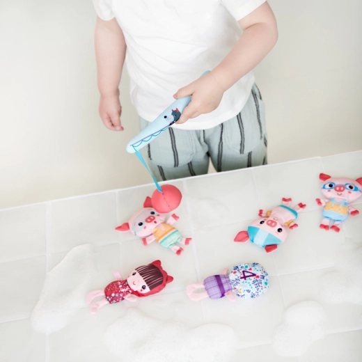 Pêche amusante pendant le bain