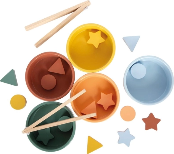 Apprentissage par le jeu avec des bols colorés