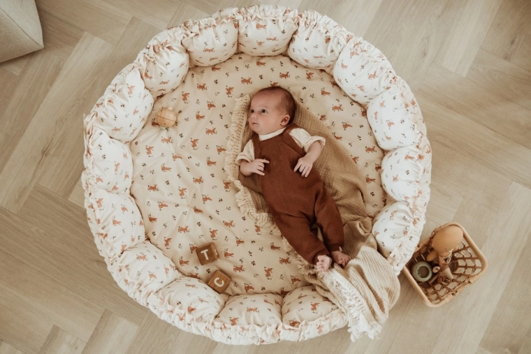 3-en-1 : nid, tapis de jeu et espace de rangement