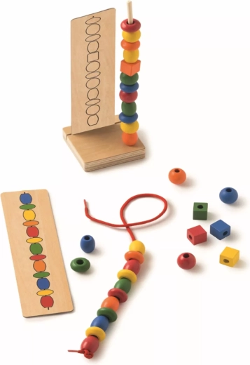 Toys for life – enfilage de perles selon des modèles