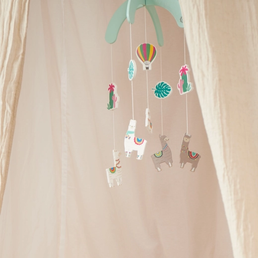 Idéal au-dessus du lit comme de la table à langer