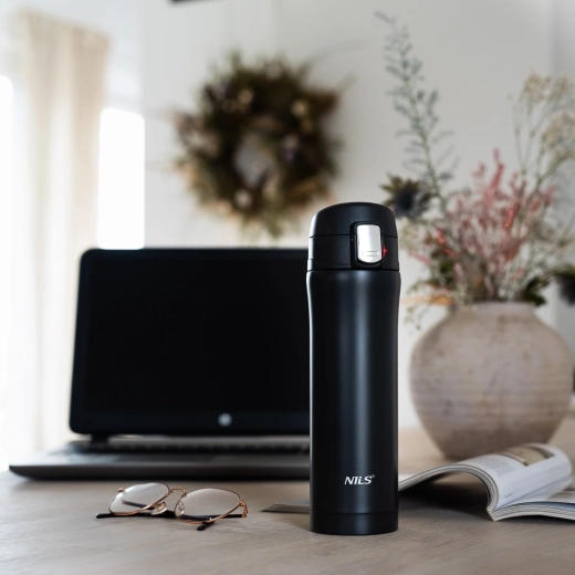 Corps fin, tient en main et dans le porte-gobelet