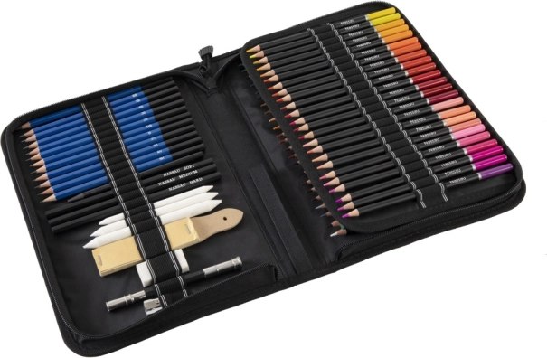 Ensemble de croquis avec crayons et pastels en étui