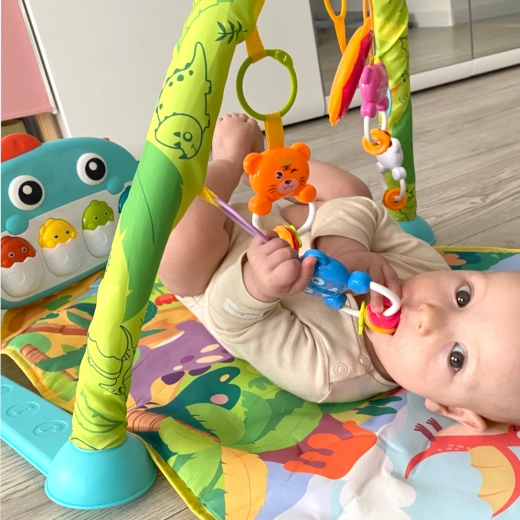 Arche avec jouets suspendus pour un jeu actif