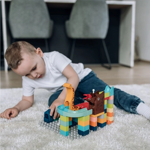 Figurines et construction créative sur tapis de jeu