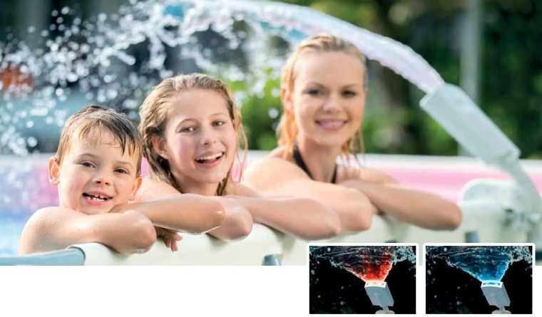 Spectacle lumineux à quatre couleurs dans la cascade d’eau