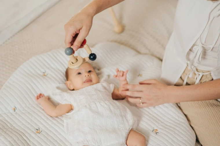Sons de hochet et stimulation sensorielle