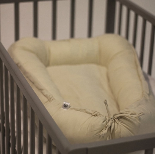 Refuge sécurisé dans le lit bébé et le lit des parents