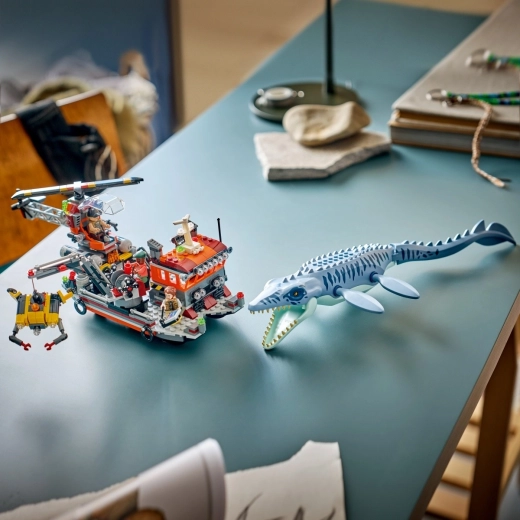 Bateau avec grue et plateforme basculante pour un jeu plein d’action