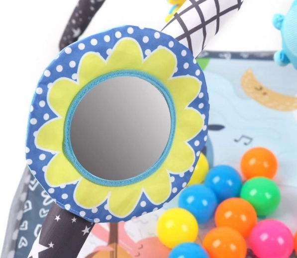 Jeu sensoriel : jouets suspendus, hochet et miroir