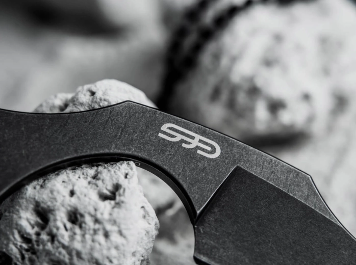 Acier D2 robuste et finition stonewash sombre