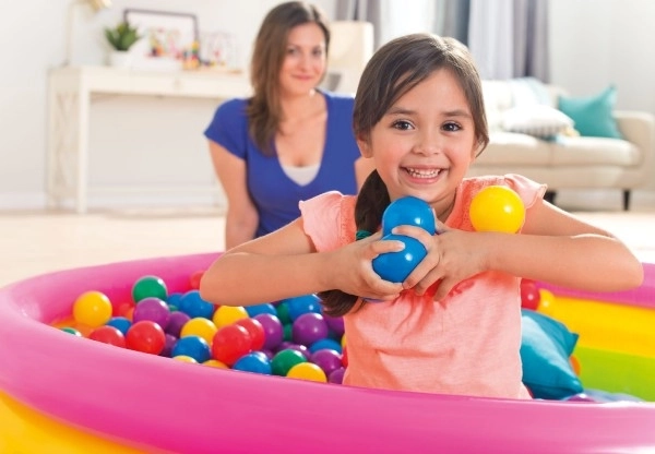 Du plaisir dans la piscine à balles comme à la maison