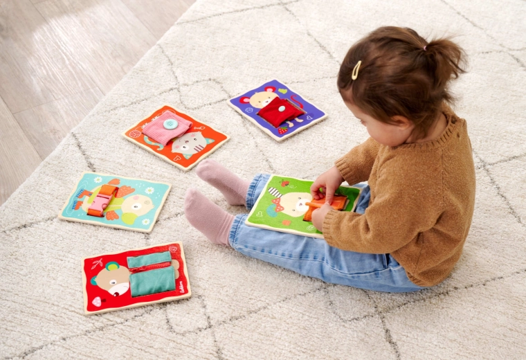 Apprendre à s’habiller en jouant