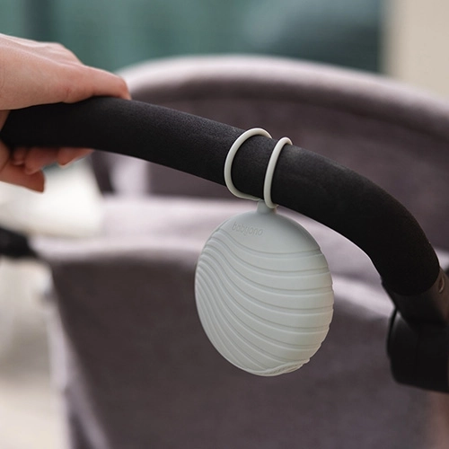 Lanière flexible pour fixation à la poussette ou au sac
