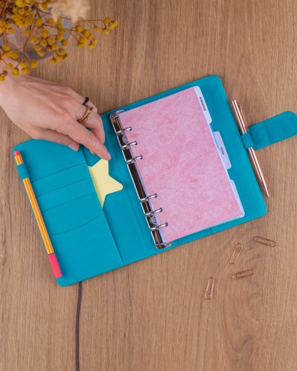 Poches pratiques et emplacement pour les fournitures d’écriture