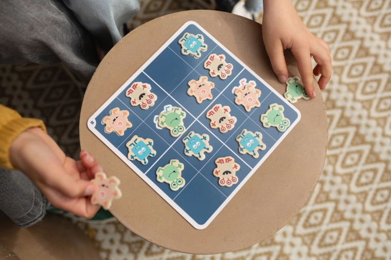 Apprentissage ludique avec des monstres colorés
