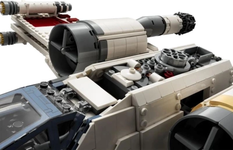 Cockpit ouvrant et espace pour R2-D2