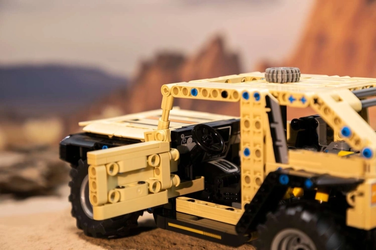 Portes ouvrantes et intérieur réaliste