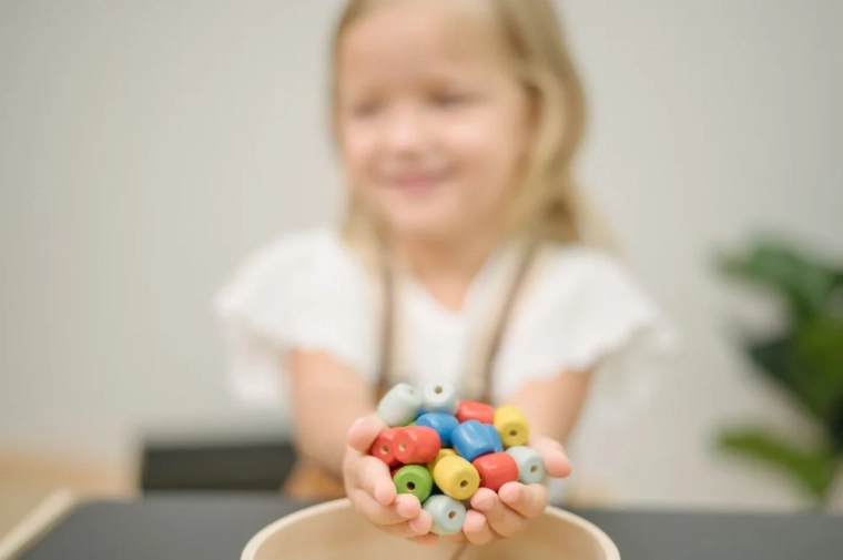 Perles colorées pour trier, ordonner et créer des motifs