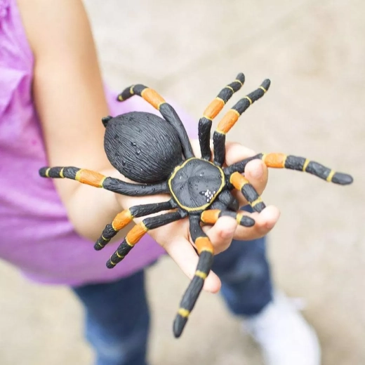Une grande figurine qui attire l’attention
