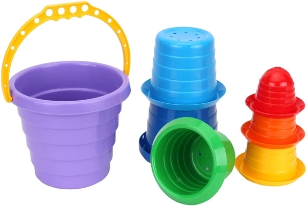 Pyramide d’empilage pour enfants avec gobelets et seau