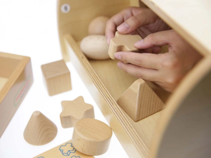 12 figurines géométriques en bois