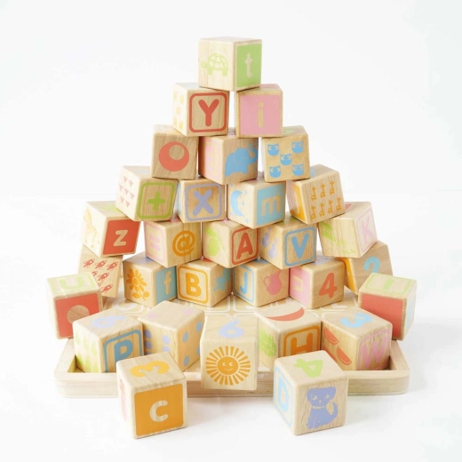 Des cubes pour construire et apprendre les chiffres