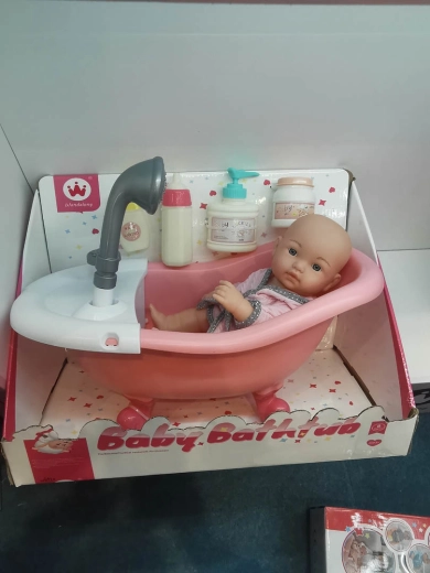 Poupée avec baignoire et accessoires de bain