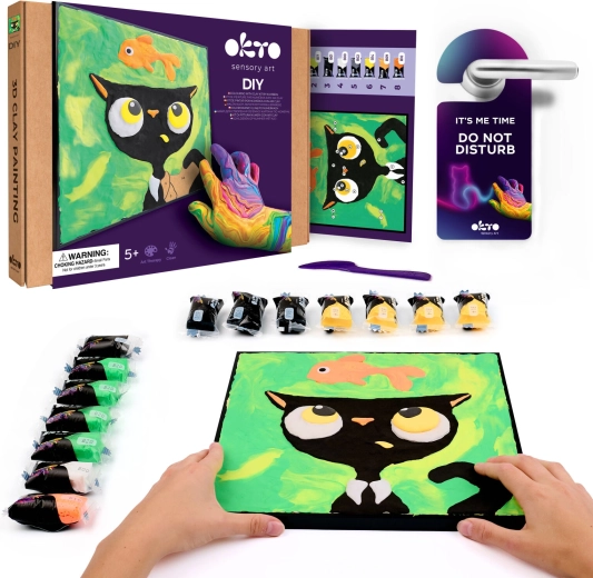 Okto Chat noir avec un poisson – kit créatif de peinture à l’argile par numéros 29 × 29 cm