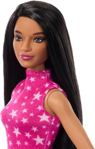 Longs cheveux noirs et look soigné