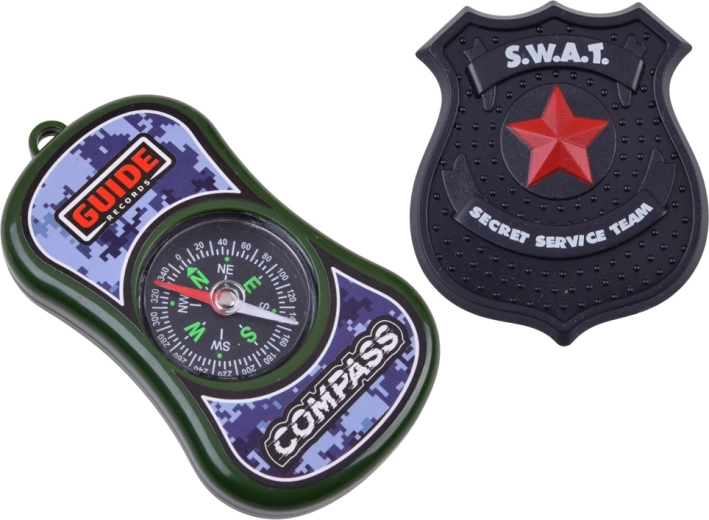 Jumelles, boussole et badge pour des missions d’action